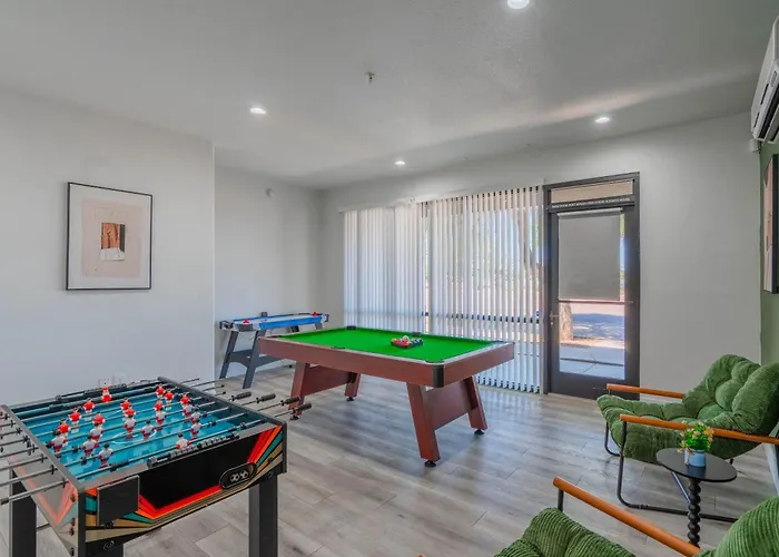 Game Day Retreat Pool Gym & Westgate Getaway Apartment *