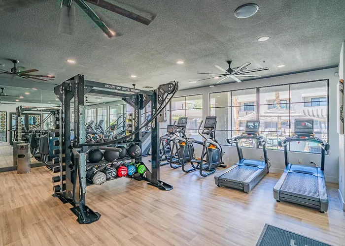 Apartment Game Day Retreat Pool Gym & Westgate Getaway Glendale