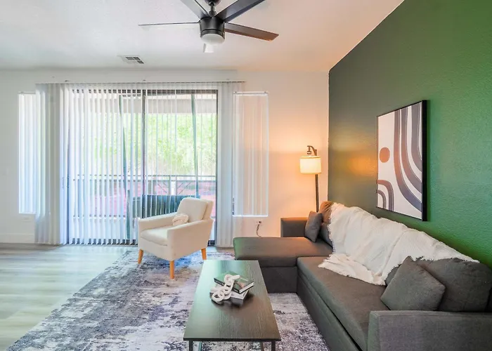 Apartment Game Day Retreat Pool Gym & Westgate Getaway Glendale