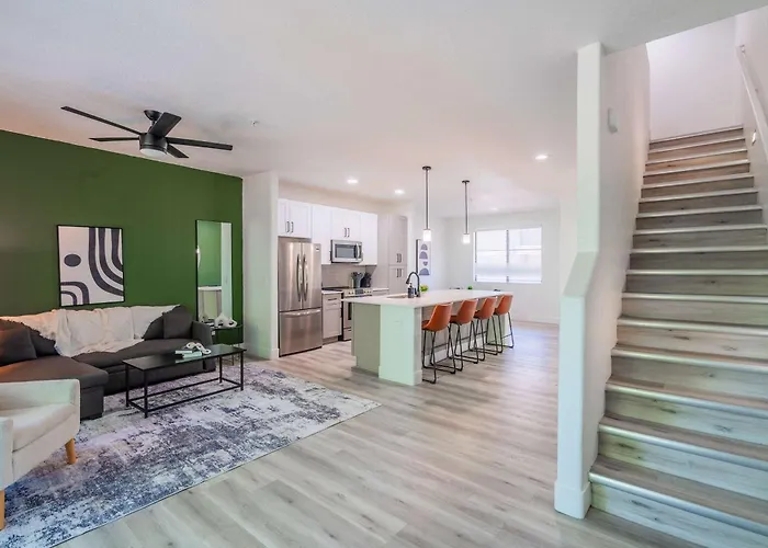 Apartment Game Day Retreat Pool Gym & Westgate Getaway Glendale