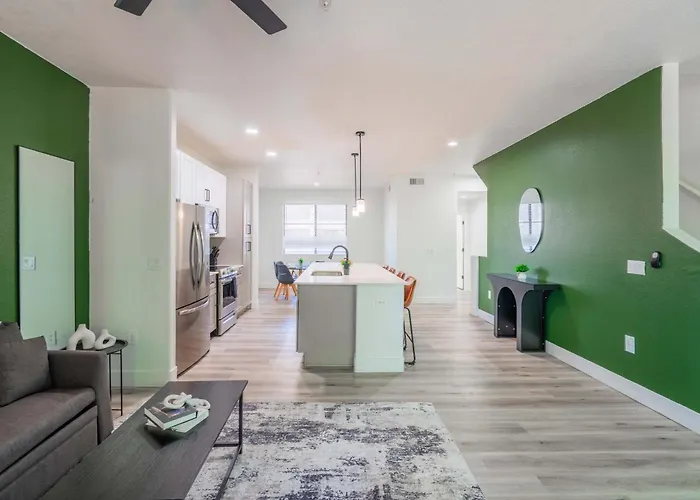 Apartment Game Day Retreat Pool Gym & Westgate Getaway *