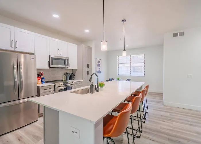 Apartment Game Day Retreat Pool Gym & Westgate Getaway Glendale