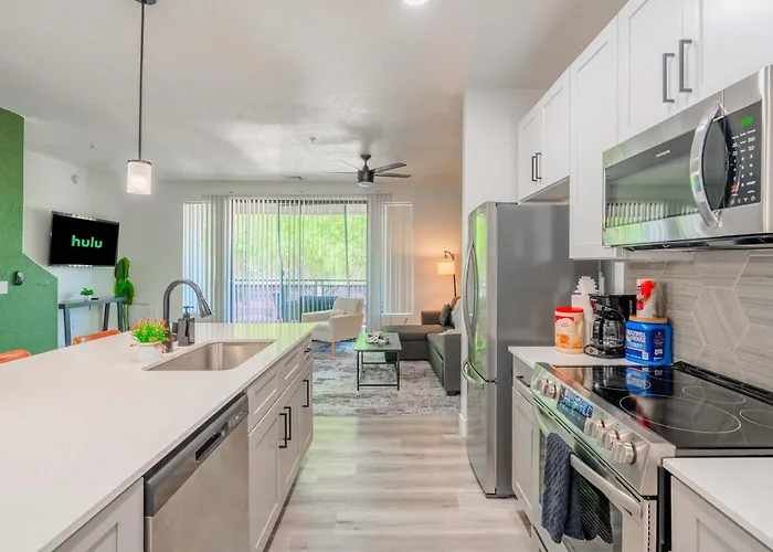 Game Day Retreat Pool Gym & Westgate Getaway Apartment Glendale