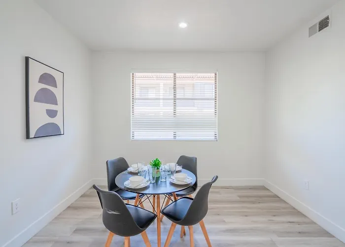 Apartment Game Day Retreat Pool Gym & Westgate Getaway *