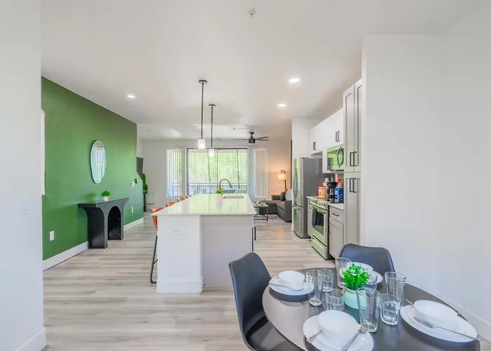 Apartment Game Day Retreat Pool Gym & Westgate Getaway