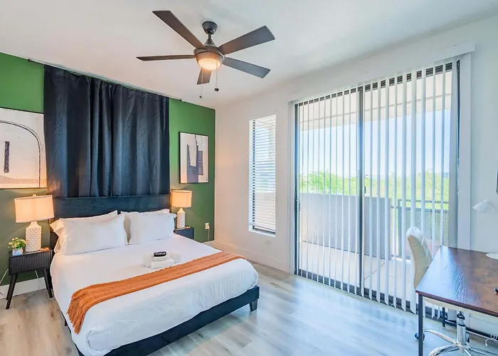 Game Day Retreat Pool Gym & Westgate Getaway Apartment