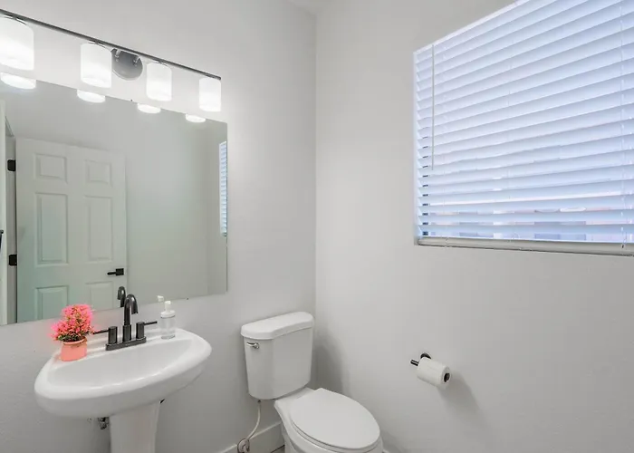 Apartment Game Day Retreat Pool Gym & Westgate Getaway Glendale