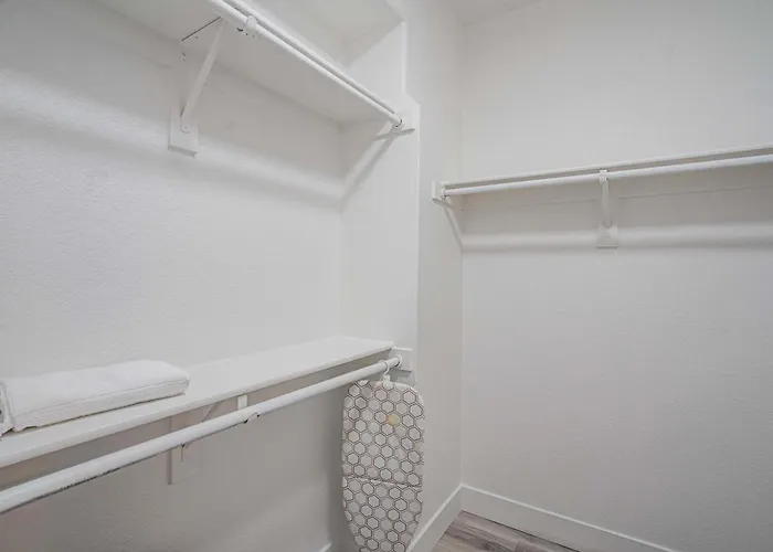 Apartment Game Day Retreat Pool Gym & Westgate Getaway Glendale